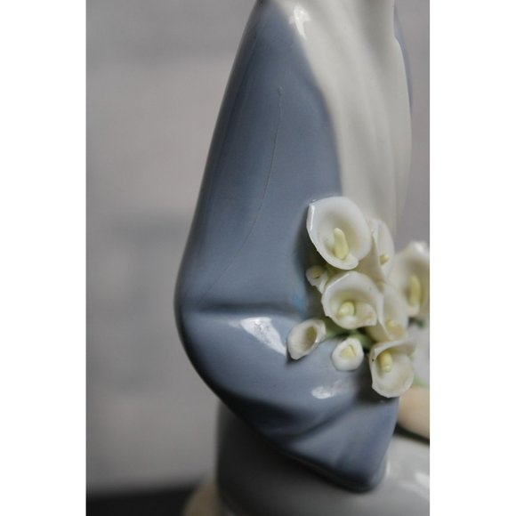 Lladro "Girl with Lilies Sitting" Collectable #4972 - Picture 8 of 8